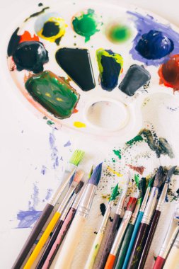 Palette sanat fırçası renkli boyalar, seçici odak