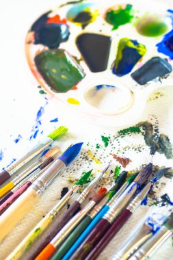 Palette sanat fırçası renkli boyalar, seçici odak