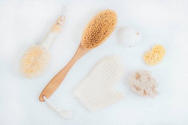 Banyo aksesuarlı güzellik ve cilt bakımı fırça, sabun, masaj eldiveni. Spa ya da vücut temizleme ürünleri. Kapat.