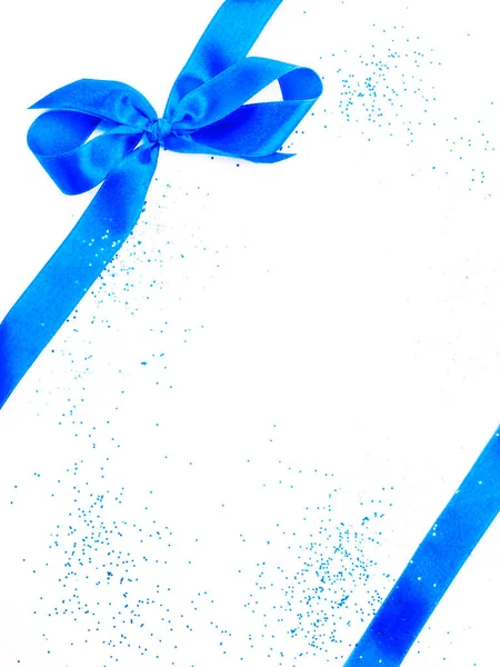 Hermoso Arco Regalo Satén Azul Con Purpurina Aislado Blanco Tarjeta — Foto de Stock