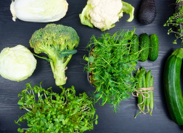 Különböző Zöld Zöldségek Háttér Brokkoli Avokádó Mikro Csírák Borsó Saláta — Stock Fotó