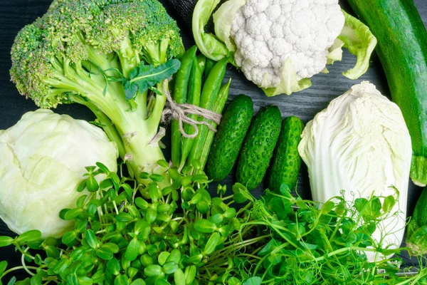 Friss Zöld Zöldségek Asztalon Szuperkaja Egészséges Főzéshez Vegetáriánus Vegán Ételek — Stock Fotó