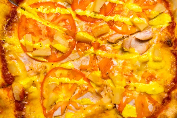 Вкусная Итальянская Пицца Курицей Томатом Соусами — стоковое фото