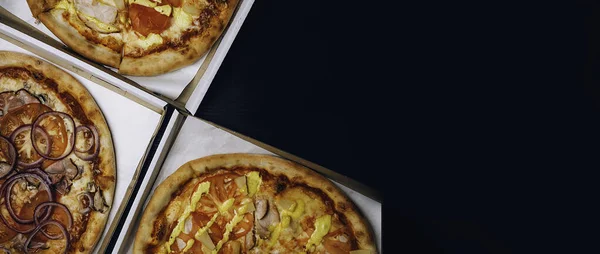 Pizza Balení Balení Různé Lahodné Pizzy Různými Polevy Sýr Kartonu — Stock fotografie