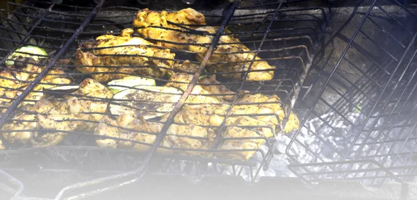 Σπιτικό Ψητό Κοτόπουλο Μπάρμπεκιου Λαχανικά Μελιτζάνες Κρεμμύδι Και Κολοκυθάκια Μαγειρεύοντας — Φωτογραφία Αρχείου
