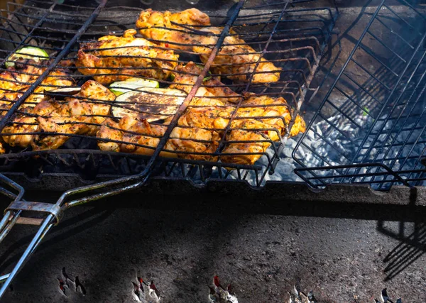 Zelfgemaakte Lekkere Geroosterde Kip Barbecue Met Groente Aubergine Courgette Barbecue — Stockfoto