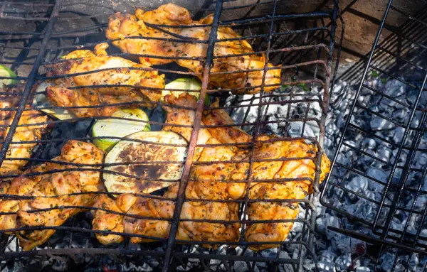 Barbeque Frango Assado Saboroso Caseiro Com Legumes Cebola Berinjela Abobrinha — Fotografia de Stock