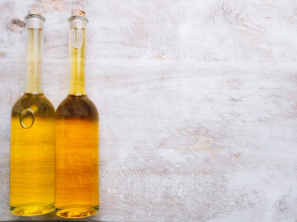 Diverse Olie Glazen Flessen Houten Ondergrond Kopieerruimte Zaden Plantaardige Plantaardige — Stockfoto