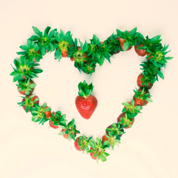 Herz Aus Frischen Bio Erdbeeren Array Herzform Schöne Karte Weicher — Stockfoto