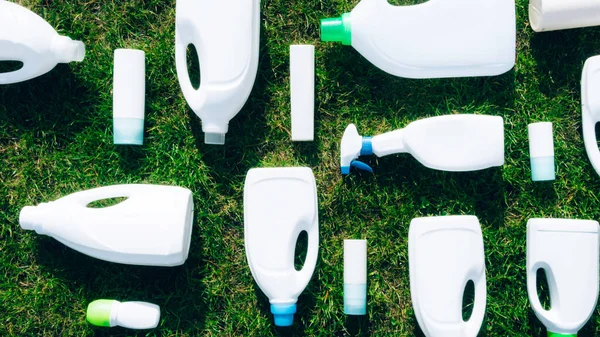 Botellas Plástico Química Sobre Hierba Verde Ecológica Detener Concepto Plástico — Foto de Stock