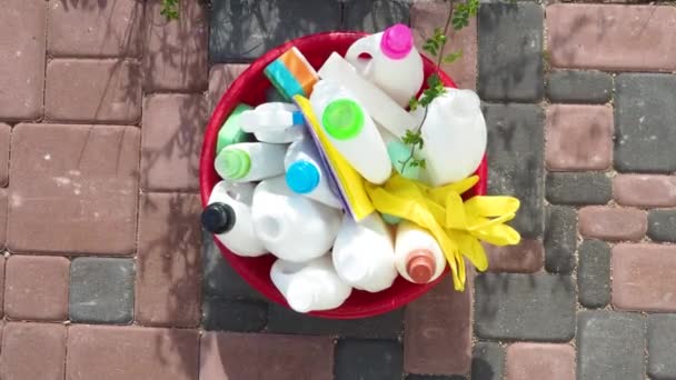 Diferentes Produtos Limpeza Suprimentos Limpeza Grupo Garrafas Plásticas Coloridas Livre — Vídeo de Stock