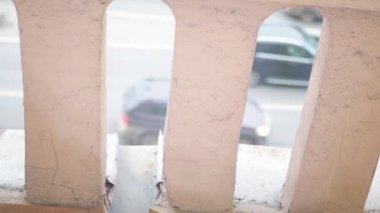 Otoyolda giden bulanık arabalar, ulaşım ve gaz egzozu sorunu kavramı, 4K