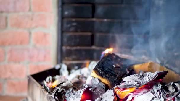 Fuego Ardiente Caliente Chimenea Chimenea Acogedora Una Chimenea Ladrillo Moderno — Vídeo de stock