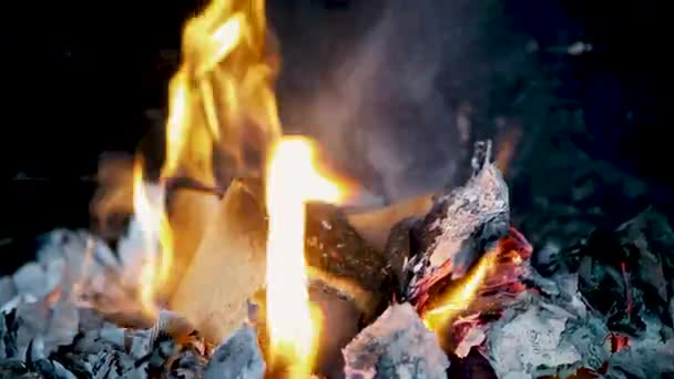 Fuego Ardiente Caliente Chimenea Chimenea Acogedora Una Chimenea Ladrillo Moderno — Vídeo de stock