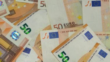 Avro nakit uçuyor ve düşüyor. Gelir, maaş, mevduat veya kredi konsepti, elli 50 avro banknot.