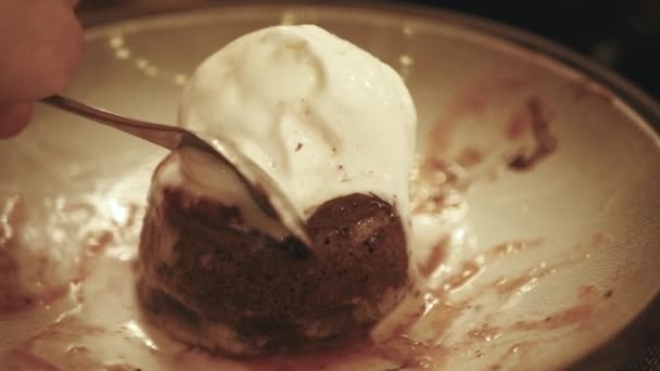 Dolce Fondente Pallina Gelato Sulla Torta Alla Cioccolata Calda — Video Stock