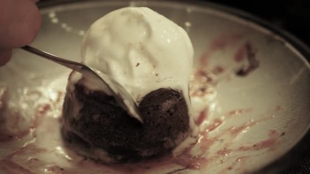 Dolce Fondente Pallina Gelato Torta Cioccolato Caldo Sul Piatto Rompe — Video Stock