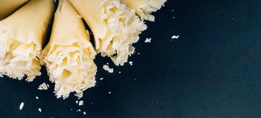 İsviçre peyniri Tete de Moine ya da manastır keşişi kafası, özel bir bıçakla kazınmış, koyu bir arkaplanda rosetler, kopyalama alanı, seçici odak noktası