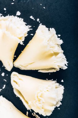 İsviçre peyniri Tete de Moine ya da manastır keşişi kafası, özel bir bıçakla kazınmış, koyu bir arkaplanda rosetler, kopyalama alanı, seçici odak noktası