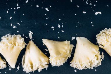 İsviçre peyniri Tete de Moine ya da manastır keşişi kafası, özel bir bıçakla kazınmış, koyu bir arkaplanda rosetler, kopyalama alanı, seçici odak noktası