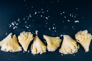 İsviçre peyniri Tete de Moine ya da manastır keşişi kafası, özel bir bıçakla kazınmış, koyu bir arkaplanda rosetler, kopyalama alanı, seçici odak noktası