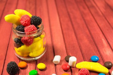 Farklı renkli şekerler. Kopya alanı