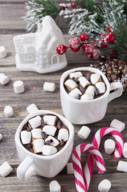 Noel natürmort - iki bardak sıcak çikolata hatmi, şeker, oyuncak evi ve çilek ile köknar dalı ile