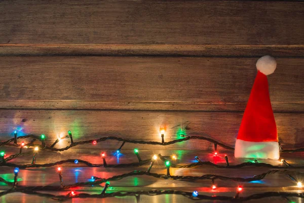 Ahşap arka plan üzerinde Noel ışıkları. Kopya alanı