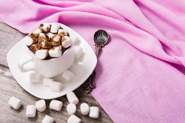 Горячий шоколад в белой чашке с зефиром — стоковое фото