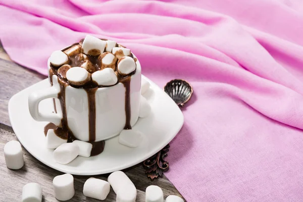 Горячий шоколад в белой чашке с зефиром. Копирование пространства — стоковое фото
