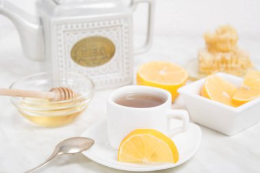 bir fincan çay limon ve bal ile