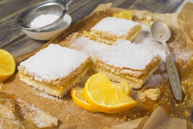 Taze limon ve şeker tozu ile limon pasta