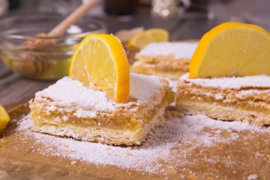 Şeker tozu ve limon dekorasyonu ile limon pasta