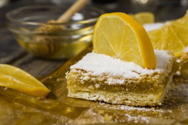 Şeker tozu ve limon dekorasyonu ile limon pasta