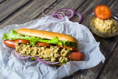 Ahşap masa üzerinde bazı maddeler ile ev yapımı sosis