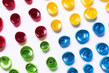 Quilling Sanat. Beyaz arka plan üzerinde renkli kağıt bukleler