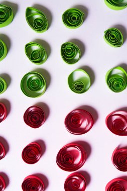 Quilling Sanat. Beyaz arka plan üzerinde renkli kağıt bukleler