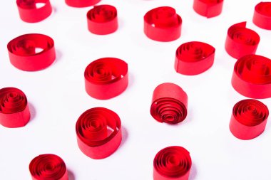 Quilling Sanat. Kırmızı kağıt bukleler