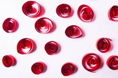 Quilling Sanat. Kırmızı kağıt bukleler