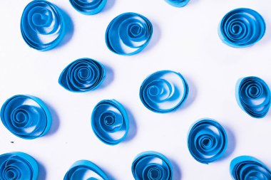 Quilling Sanat. Mavi kağıt bukleler