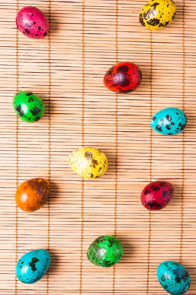 Цвет перепелиных яиц на соломенном фоне — стоковое фото
