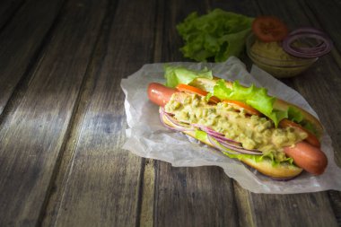 Ahşap masa üzerinde bazı maddeler ile ev yapımı sosis