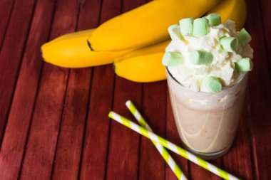 Muz smothie mrshmallow ile