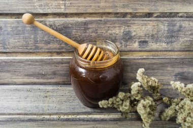 Çiçekli kavanoza karanlık tatlım