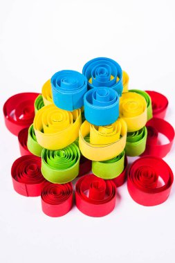 Quilling Sanat. Beyaz arka plan üzerinde kağıt piramit