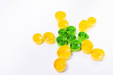 Quilling Sanat. Çiçek ya da beyaz arka plan üzerinde yıldız