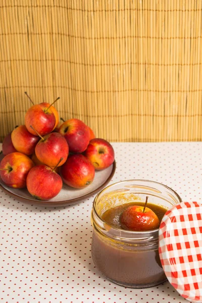 Mini manzanas frescas con tarro de caramelo — Foto de Stock