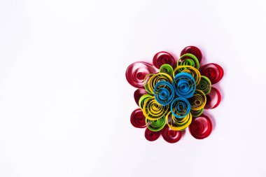 Quilling Sanat. Beyaz arka plan üzerinde kağıt piramit