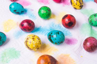 Kağıt arka plan üzerinde renkli Bıldırcın yumurta