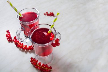 Frenk üzümü iki bardak limonata gazlı